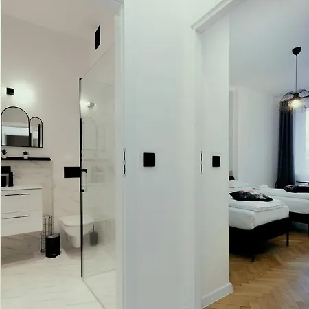 Roomy Lobzowska Street Apartment *